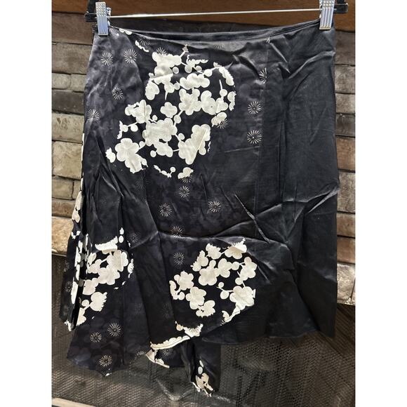 Women’s McQ Alexander McQueen Silk Black Floral Skirt Size 42 US 6 NWT - Picture 3 of 5